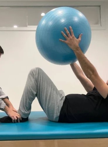 Esercizio di ginnastica posturale con la palla eseguito dal Dottor Coppola